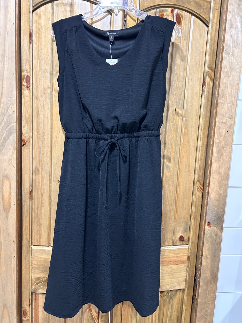 Versona Sleeveless Black Tie-Waist Dress